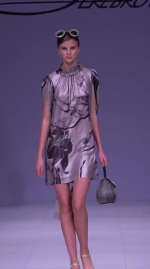 Platwalk Dikey Videoda Model