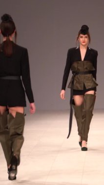 Platwalk Dikey Videoda Model