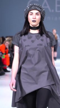 Platwalk Dikey Videoda Model
