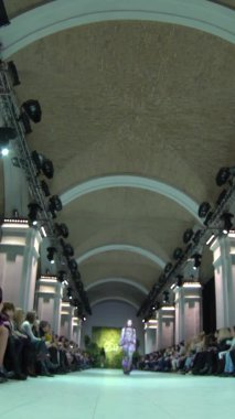 Platwalk Dikey Videoda Model