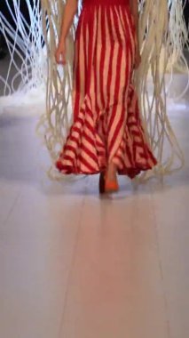 Platwalk Dikey Videoda Model