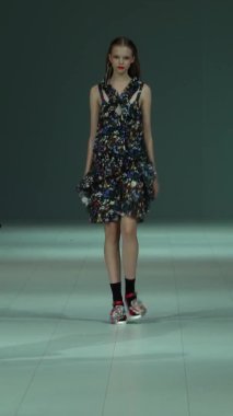 Platwalk Dikey Videoda Model