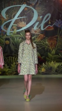 Platwalk Dikey Videoda Model