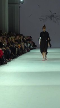 Platwalk Dikey Videoda Model