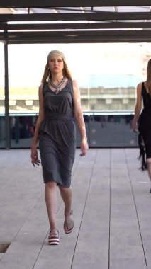 Platwalk Dikey Videoda Model