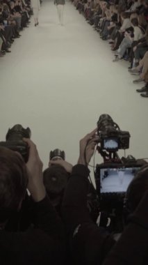 Platwalk Dikey Videoda Model