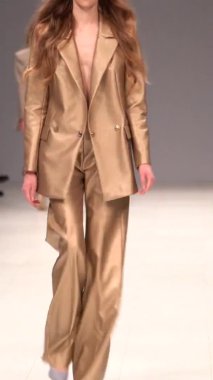 Platwalk Dikey Videoda Model