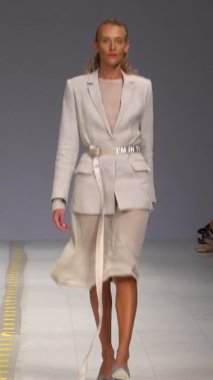 Platwalk Dikey Videoda Model