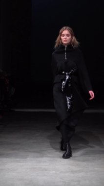 Platwalk Dikey Videoda Model