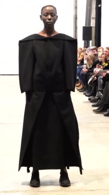 Platwalk Dikey Videoda Model