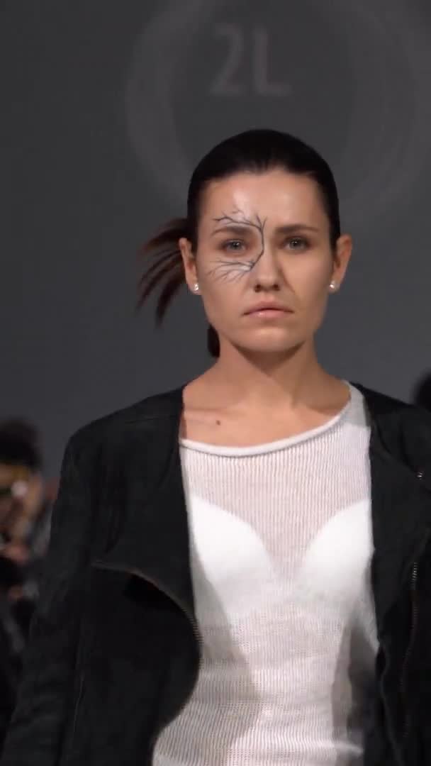 Model op de catwalk Verticale video — Stockvideo