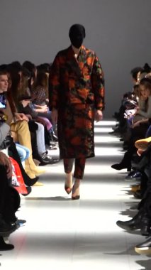 Platwalk Dikey Videoda Model