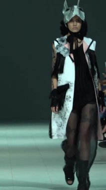 Platwalk Dikey Videoda Model