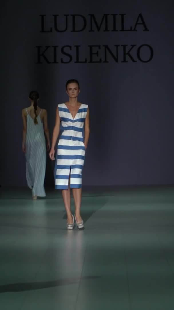 Model on the catwalk Vertical video — Stock Video