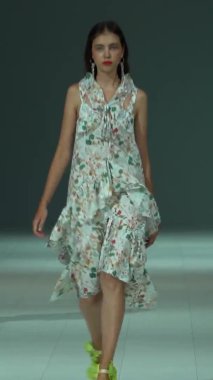 Platwalk Dikey Videoda Model