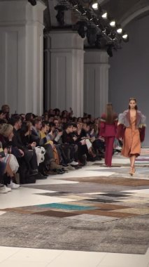 Platwalk Dikey Videoda Model