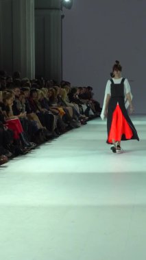 Platwalk Dikey Videoda Model