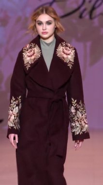 Platwalk Dikey Videoda Model