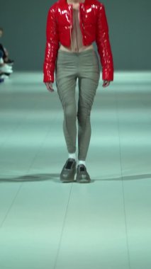 Platwalk Dikey Videoda Model