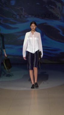 Platwalk Dikey Videoda Model