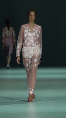 Platwalk Dikey Videoda Model