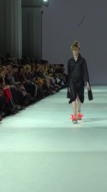 Platwalk Dikey Videoda Model