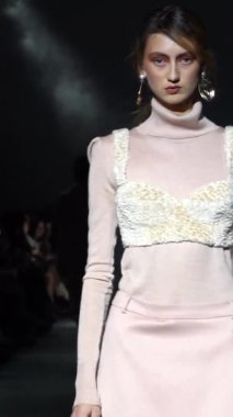 Platwalk Dikey Videoda Model