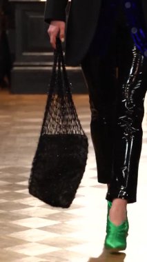 Platwalk Dikey Videoda Model