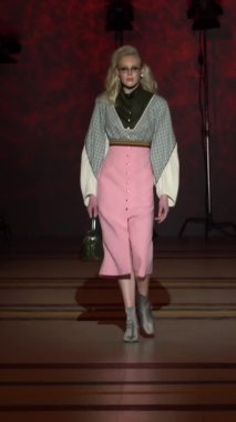 Platwalk Dikey Videoda Model