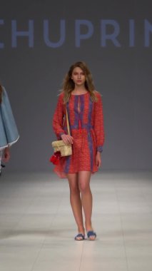 Platwalk Dikey Videoda Model