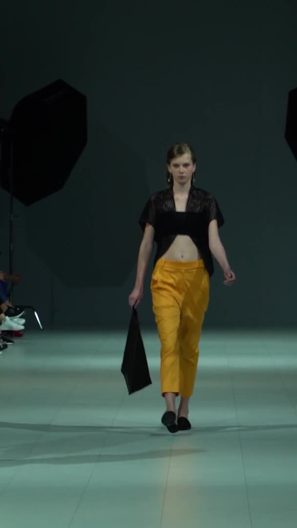 Model op de catwalk Verticale video — Stockvideo