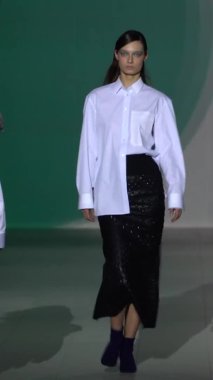 Platwalk Dikey Videoda Model