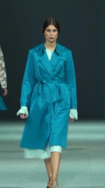 Platwalk Dikey Videoda Model