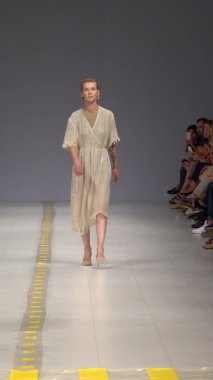 Platwalk Dikey Videoda Model