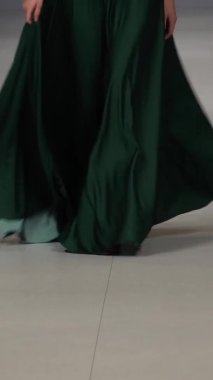 Platwalk Dikey Videoda Model