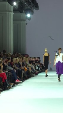 Platwalk Dikey Videoda Model