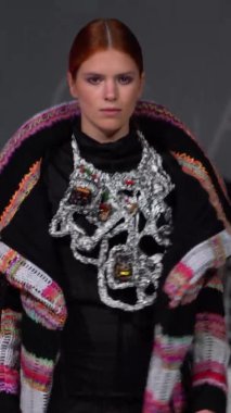 Platwalk Dikey Videoda Model