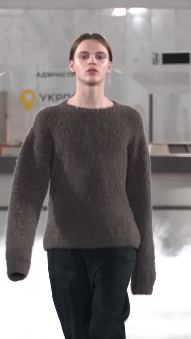 Model on the catwalk Vertical video — Stock Video