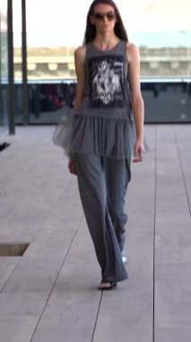 Platwalk Dikey Videoda Model