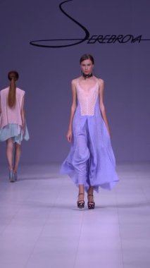 Platwalk Dikey Videoda Model