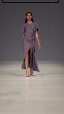 Platwalk Dikey Videoda Model