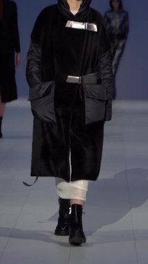 Platwalk Dikey Videoda Model