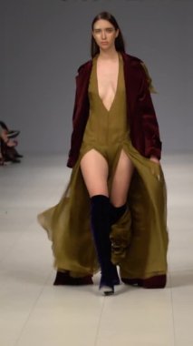 Platwalk Dikey Videoda Model