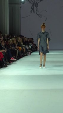 Platwalk Dikey Videoda Model