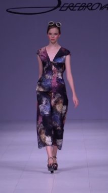 Platwalk Dikey Videoda Model