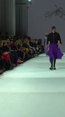 Platwalk Dikey Videoda Model