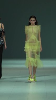 Platwalk Dikey Videoda Model