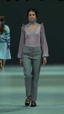 Platwalk Dikey Videoda Model