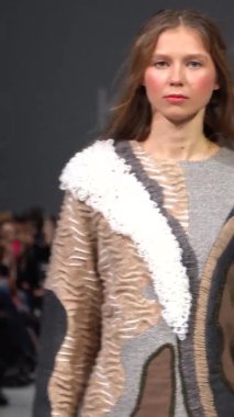 Platwalk Dikey Videoda Model