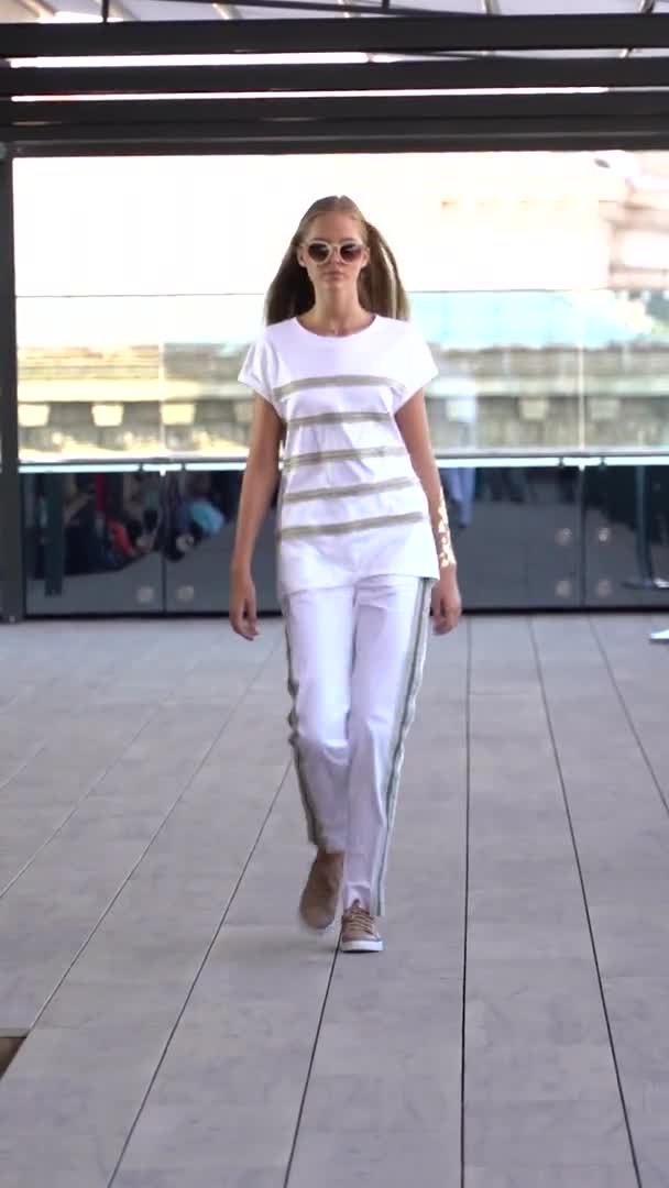 Modell på catwalken Vertikal video — Stockvideo